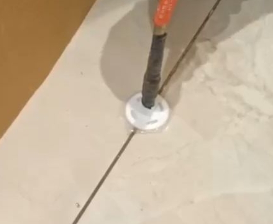 茂县瓷砖空鼓维修公司专业解答瓷砖在铺贴过程中，如果没有涂抹均匀到位的粘结材料（如水泥砂浆或瓷砖胶），可能会导致以下问题
