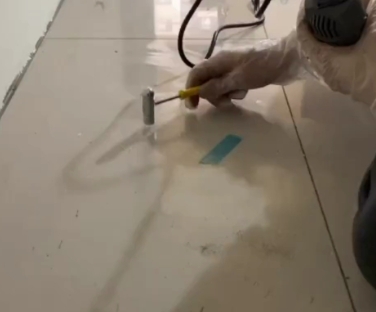 茂县瓷砖开裂维修公司专业分享瓷砖在铺贴前如果没有沥干水分，将会导致以下问题