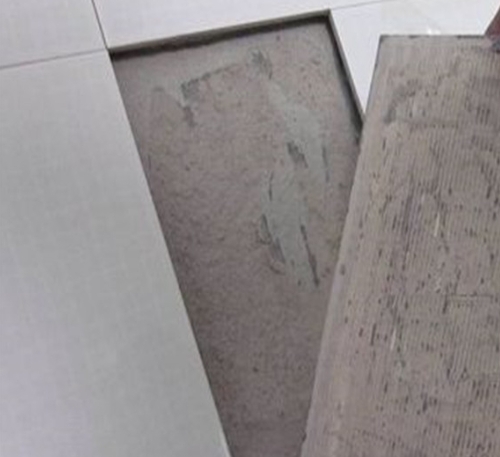 茂县瓷砖空鼓维修公司分享瓷砖铺贴时如果打浆（即涂抹在瓷砖背面和基层上的砂浆或瓷砖胶）过少，会带来以下问题